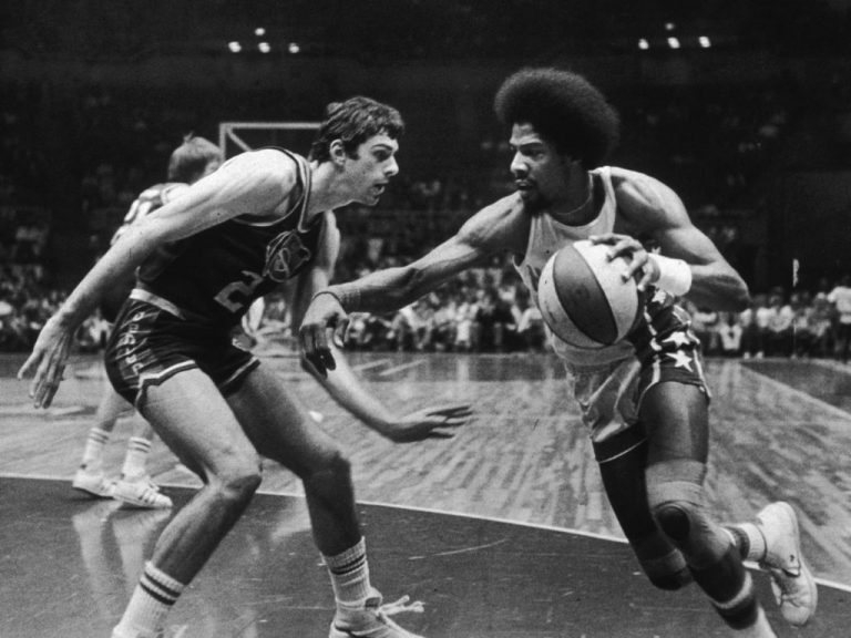 Création du basketball : de ses débuts à l'époque moderne